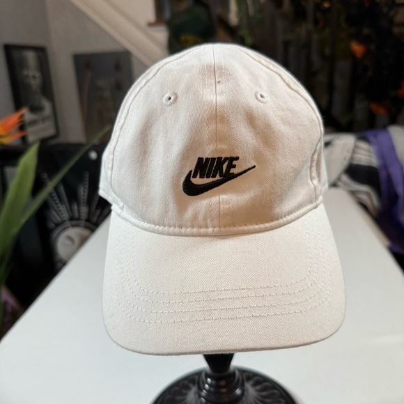 Nike Kids White and Black Hat - Picture 1 of 9